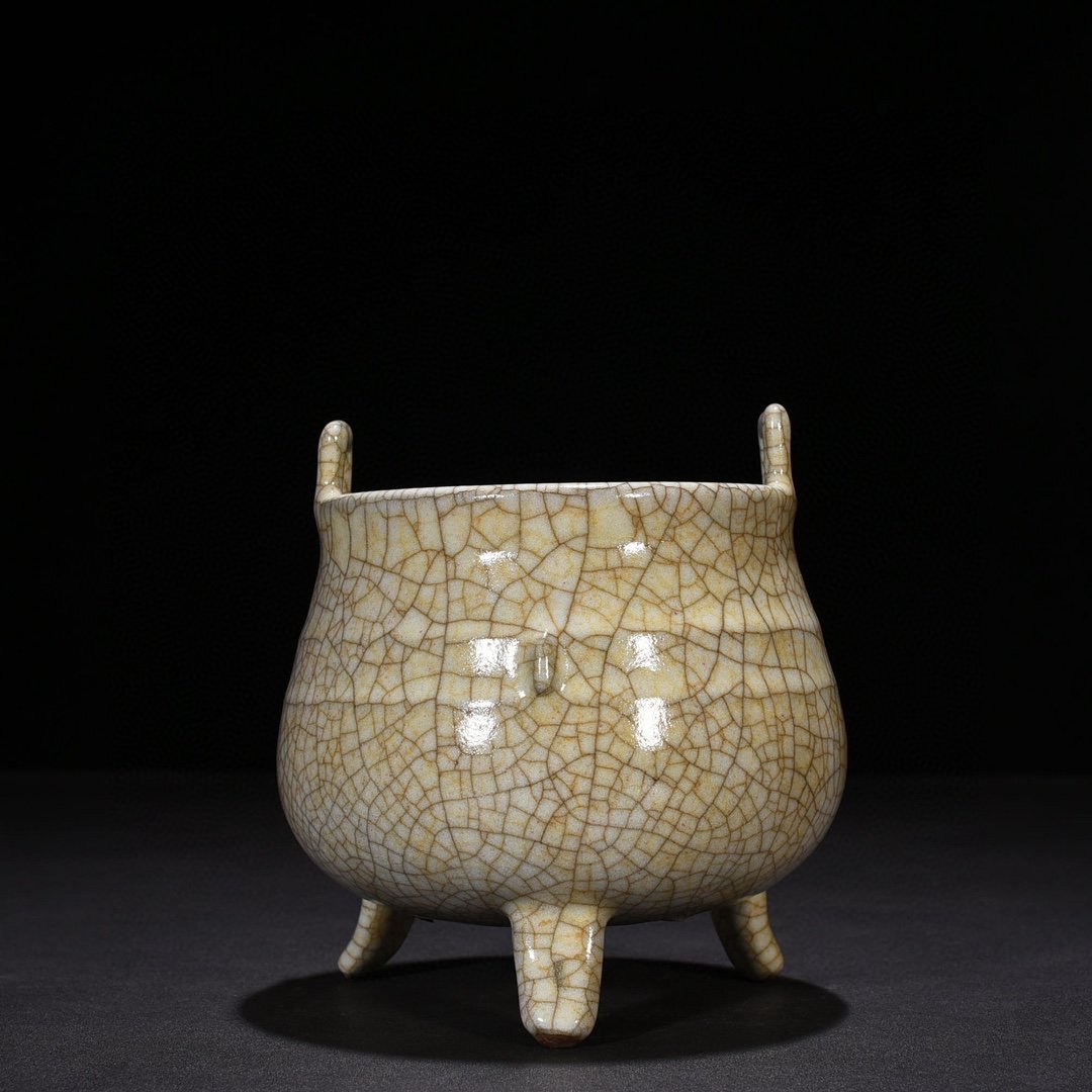 Song Dynasty Ge kiln’s three-legged furnace with dazzling patterns