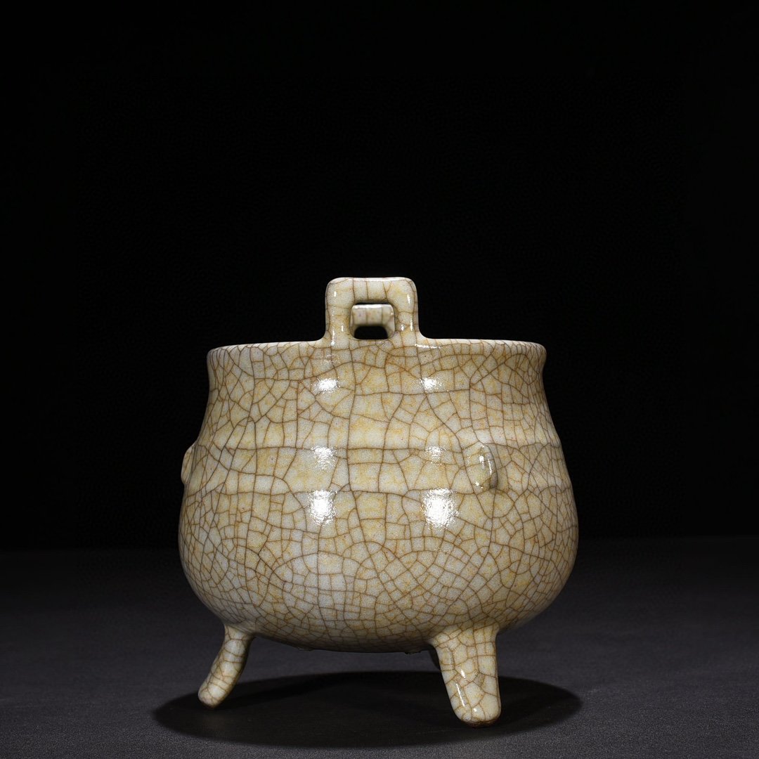 Song Dynasty Ge kiln’s three-legged furnace with dazzling patterns