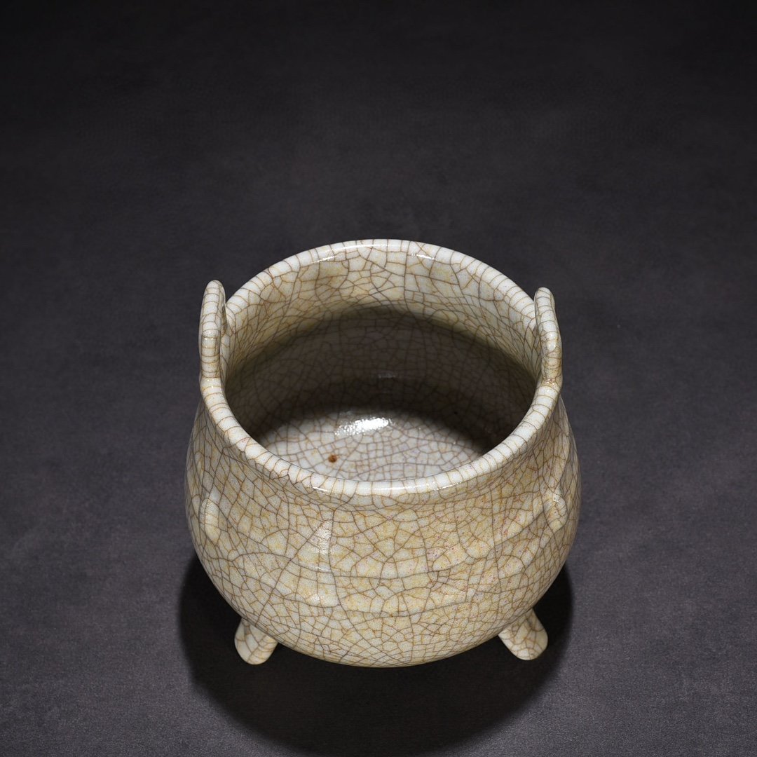 Song Dynasty Ge kiln’s three-legged furnace with dazzling patterns