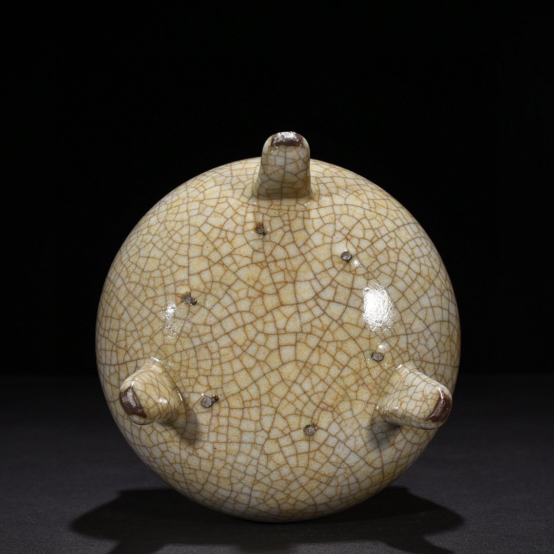 Song Dynasty Ge kiln’s three-legged furnace with dazzling patterns