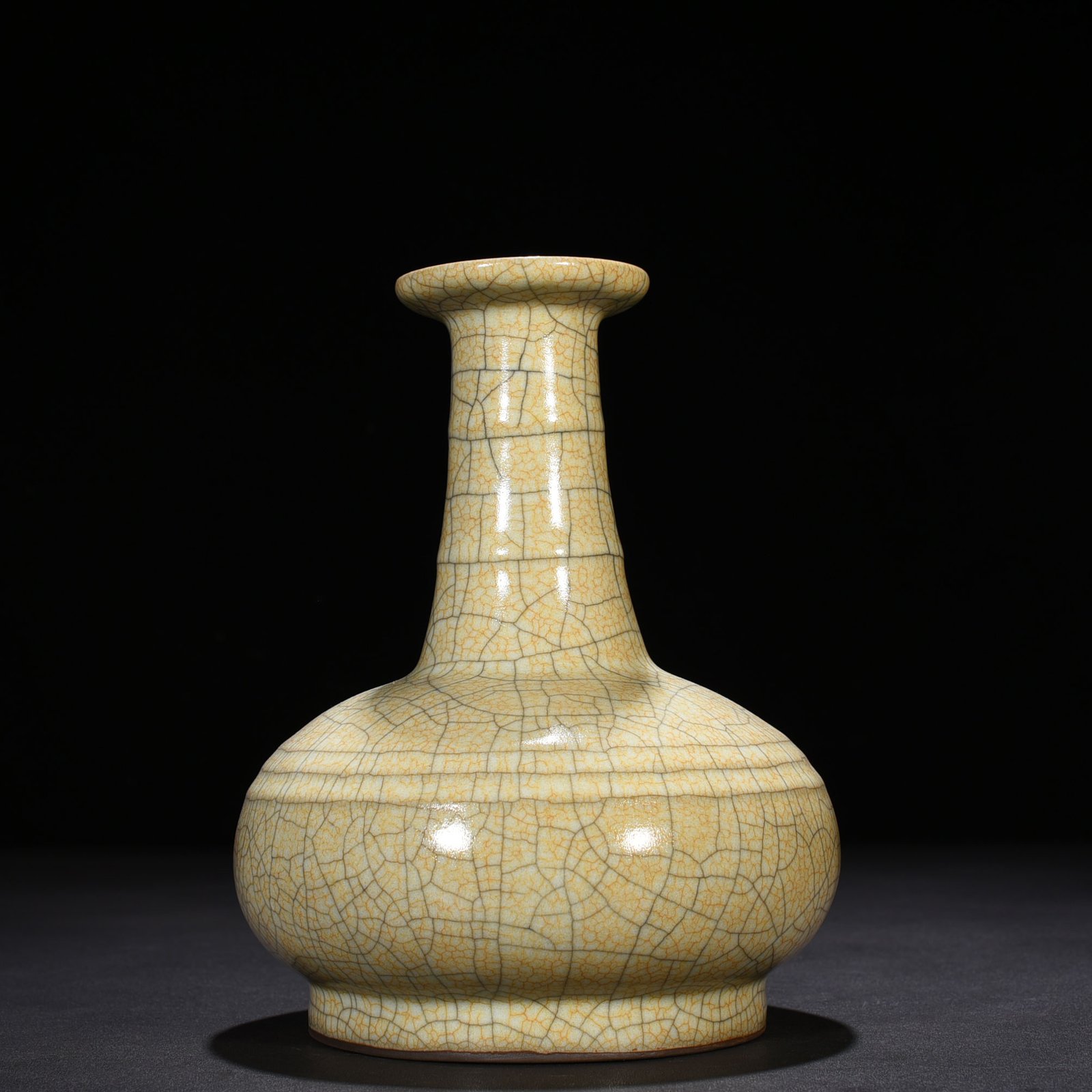 Song Dynasty Ge kiln dazzling pattern plate mouth bottle