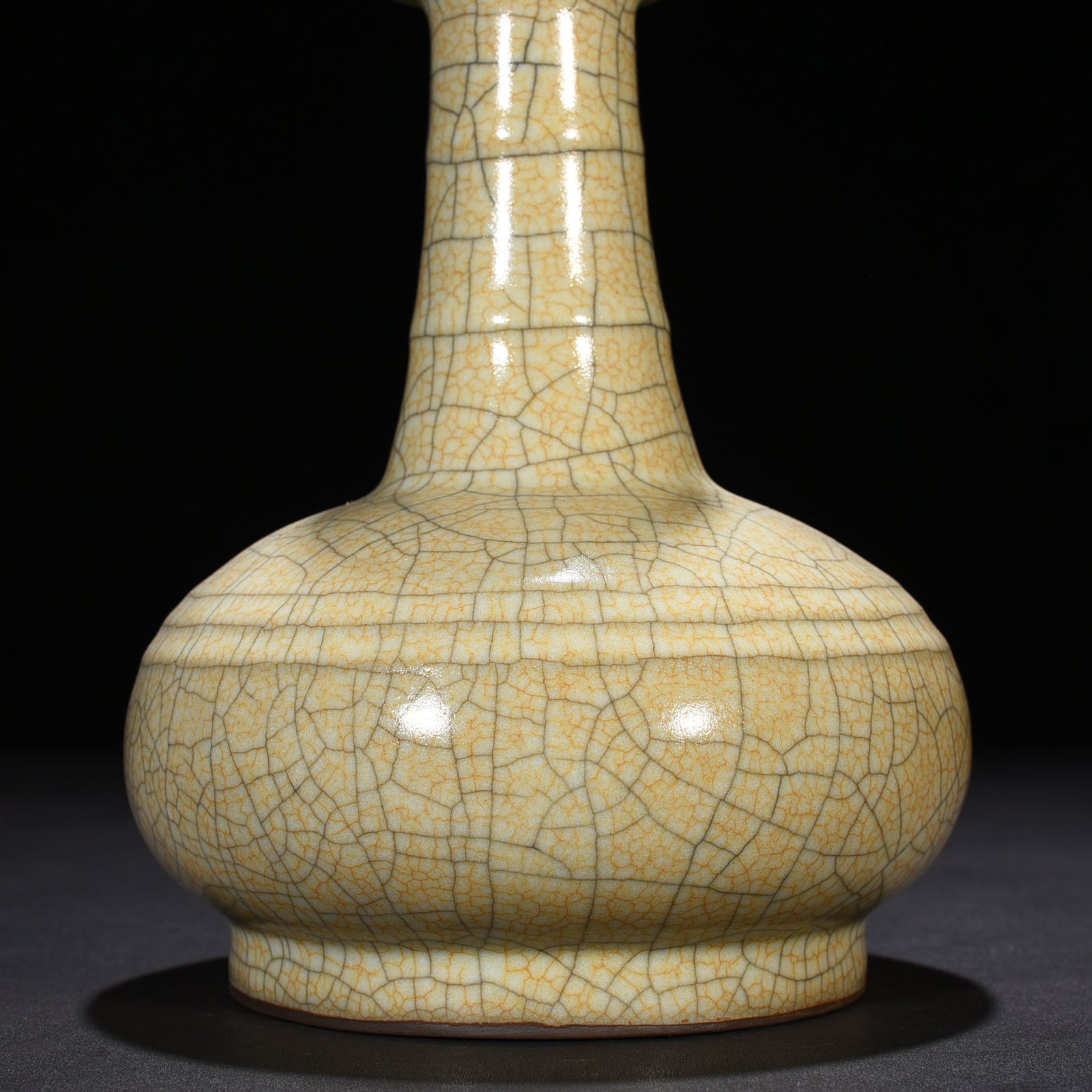 Song Dynasty Ge kiln dazzling pattern plate mouth bottle