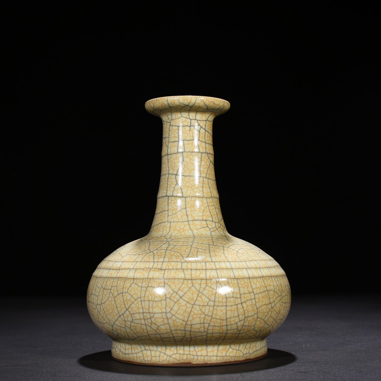 Song Dynasty Ge kiln dazzling pattern plate mouth bottle