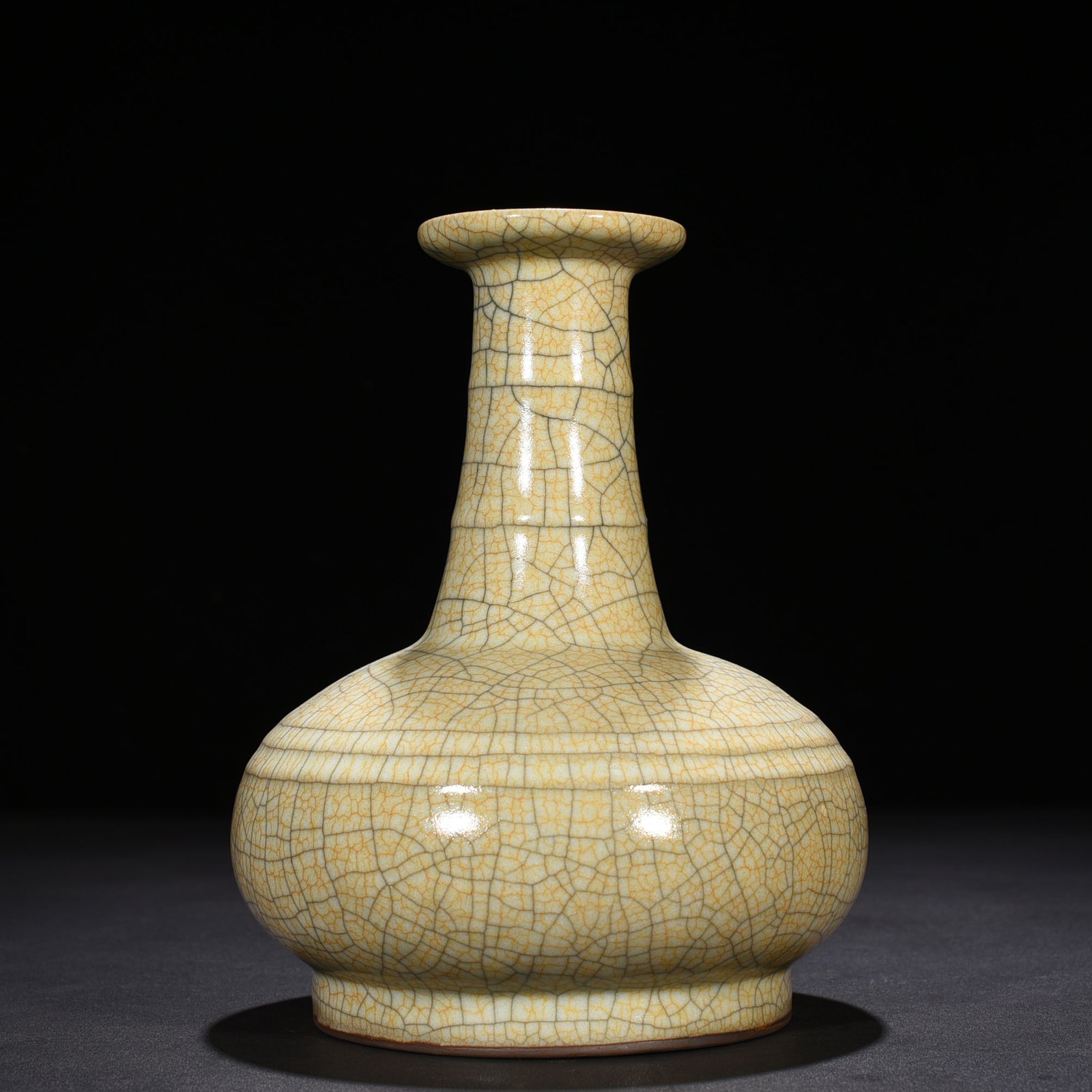 Song Dynasty Ge kiln dazzling pattern plate mouth bottle