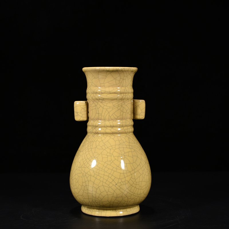 Song Dynasty Ge kiln dazzling pattern through-ear bottle