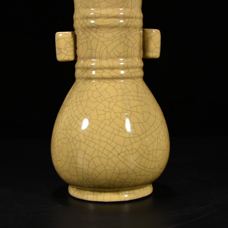 Song Dynasty Ge kiln dazzling pattern through-ear bottle
