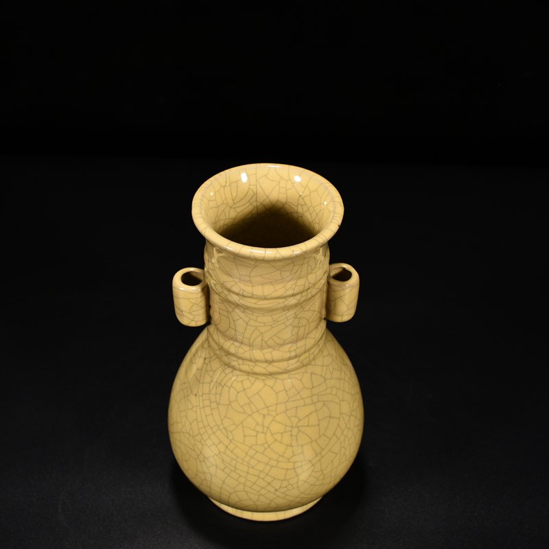 Song Dynasty Ge kiln dazzling pattern through-ear bottle