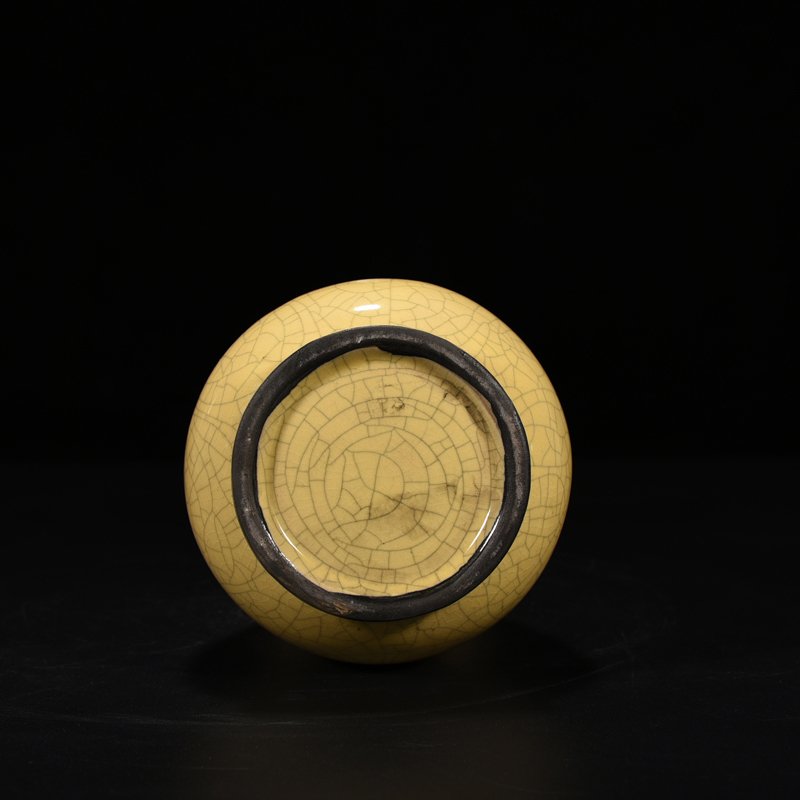 Song Dynasty Ge kiln dazzling pattern through-ear bottle
