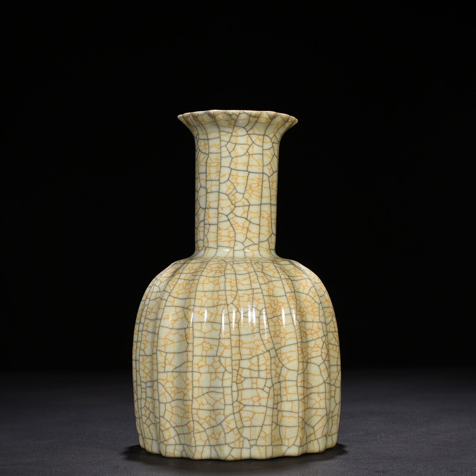 Song Dynasty Ge kiln melon fluted rattle bottle