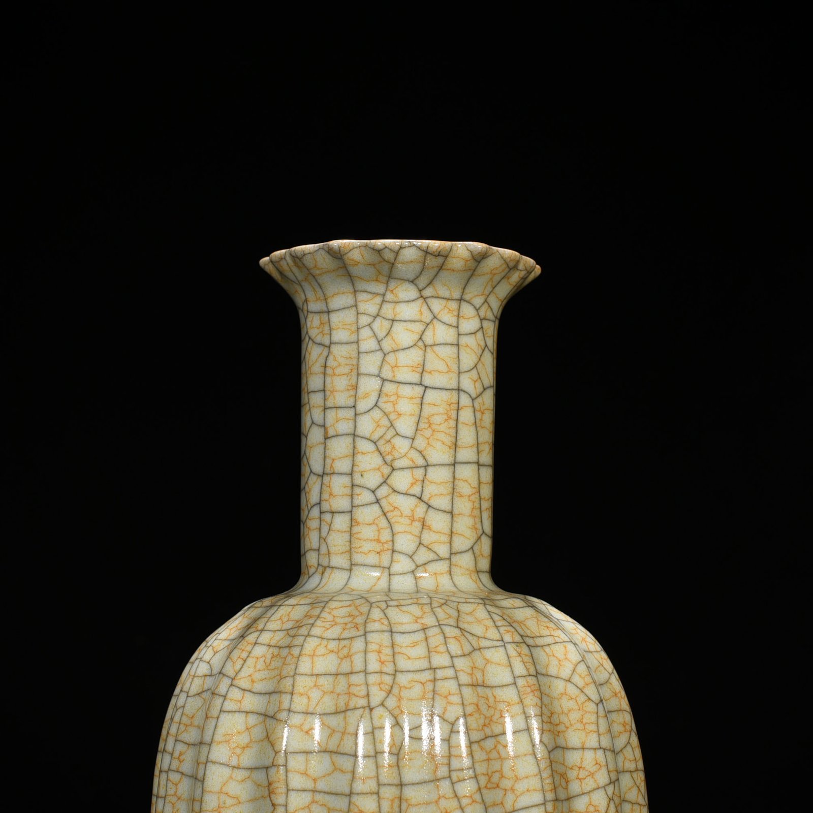 Song Dynasty Ge kiln melon fluted rattle bottle