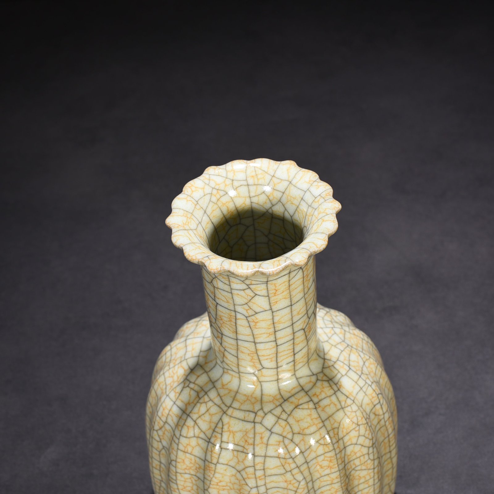 Song Dynasty Ge kiln melon fluted rattle bottle