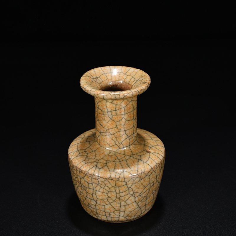 Song Dynasty Ge kiln plate mouth bottle