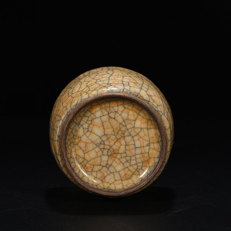 Song Dynasty Ge kiln plate mouth bottle
