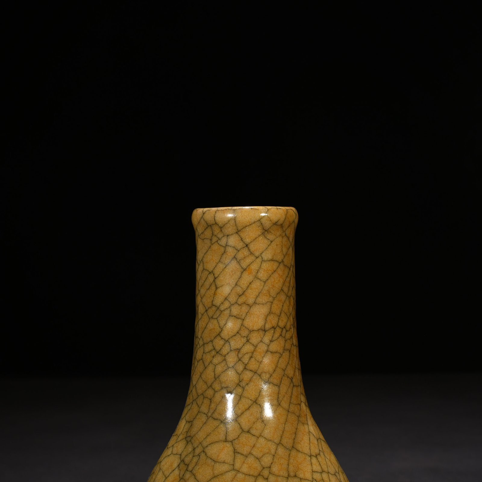 Song Dynasty Ge kiln straight neck bottle