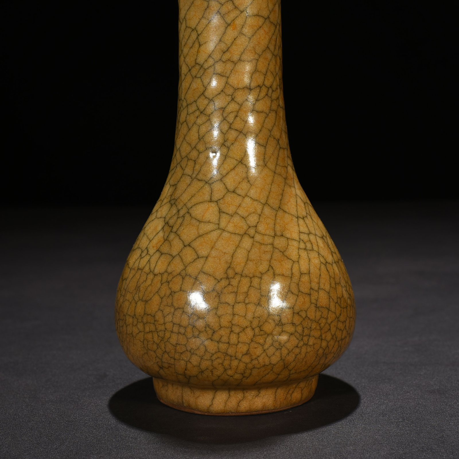 Song Dynasty Ge kiln straight neck bottle