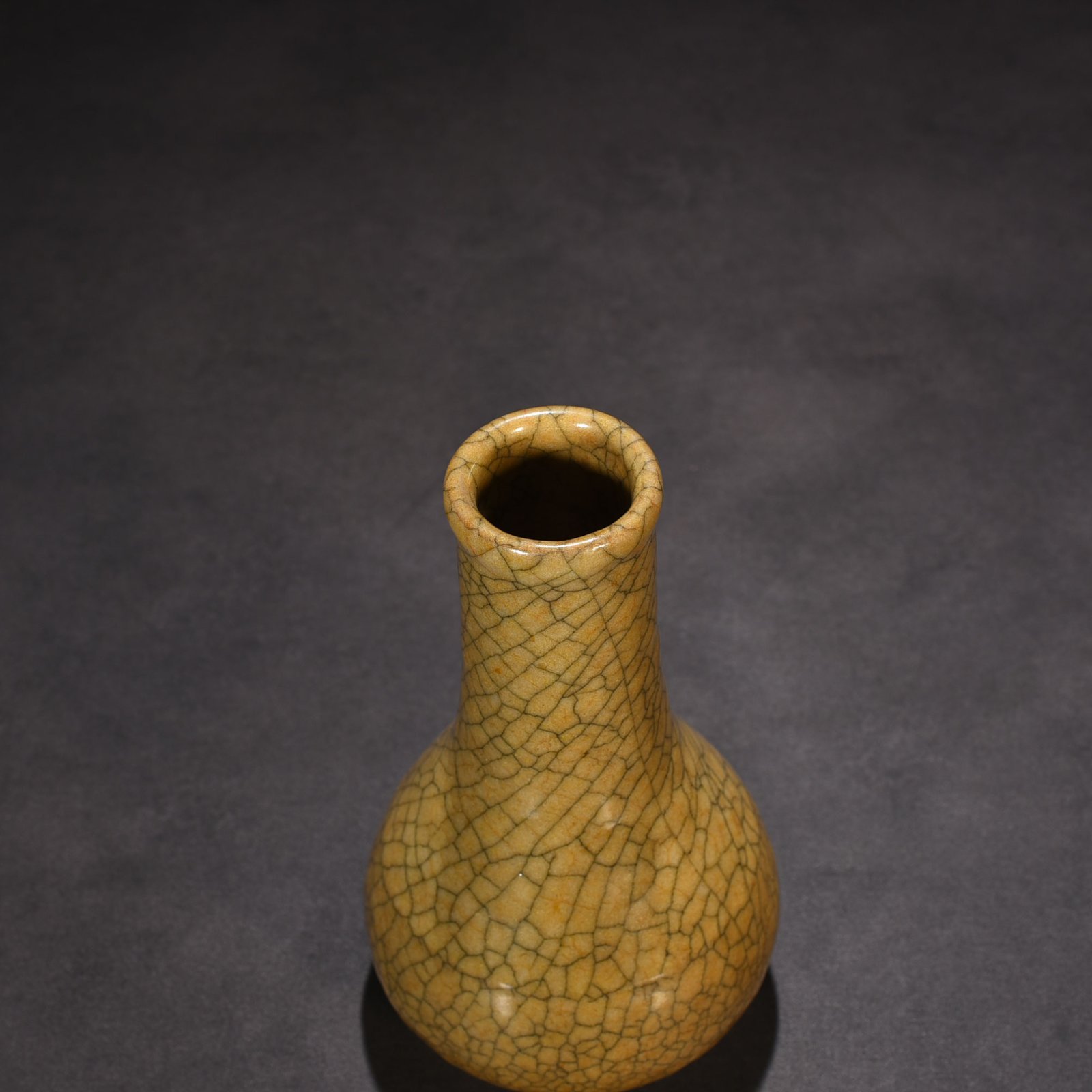 Song Dynasty Ge kiln straight neck bottle