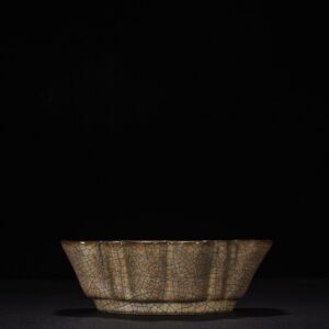 Song Dynasty Ge Kiln Beige Glaze Begonia Wash