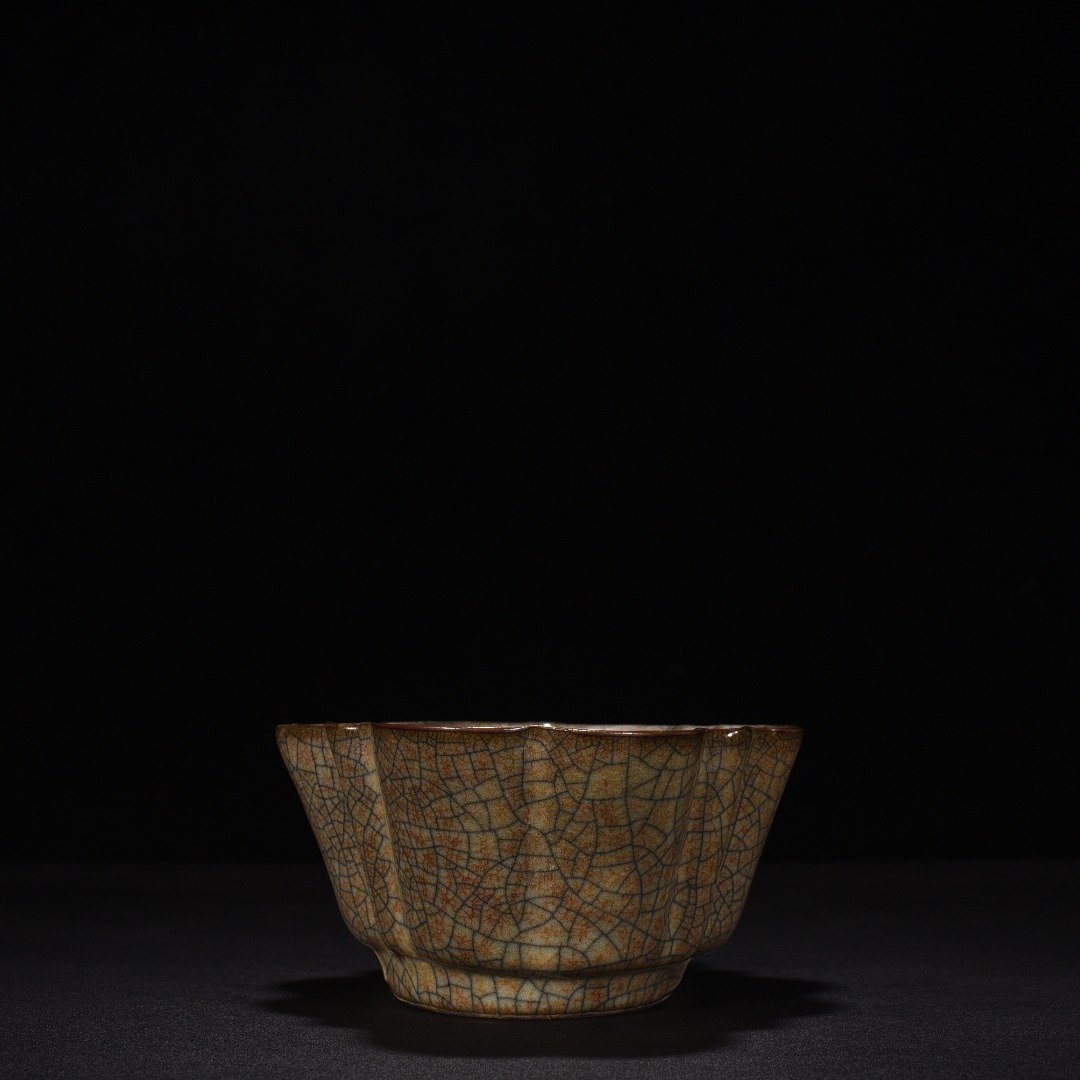 Song Dynasty Ge Kiln Beige Glaze Begonia Wash