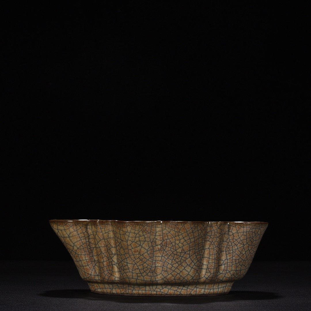 Song Dynasty Ge Kiln Beige Glaze Begonia Wash