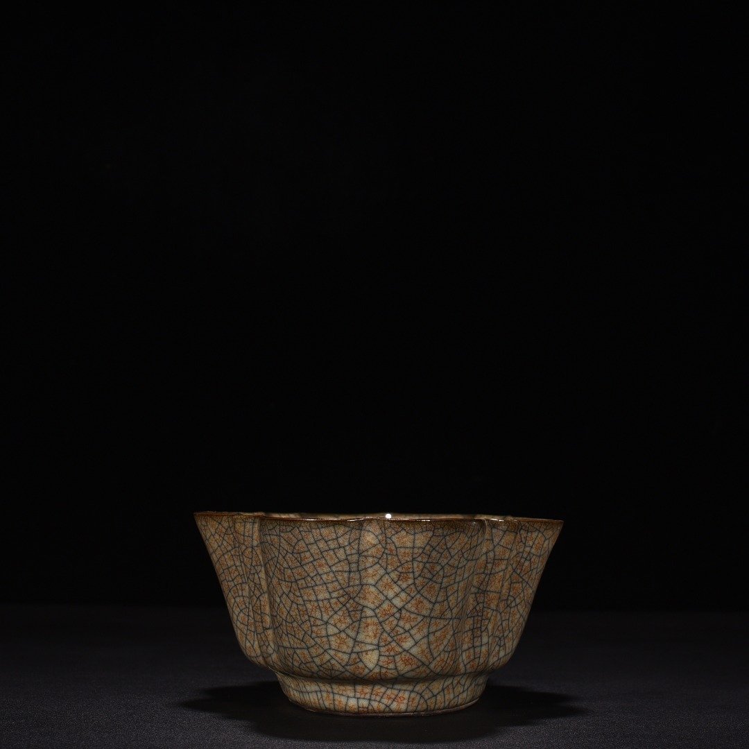Song Dynasty Ge Kiln Beige Glaze Begonia Wash