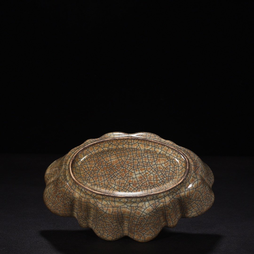 Song Dynasty Ge Kiln Beige Glaze Begonia Wash