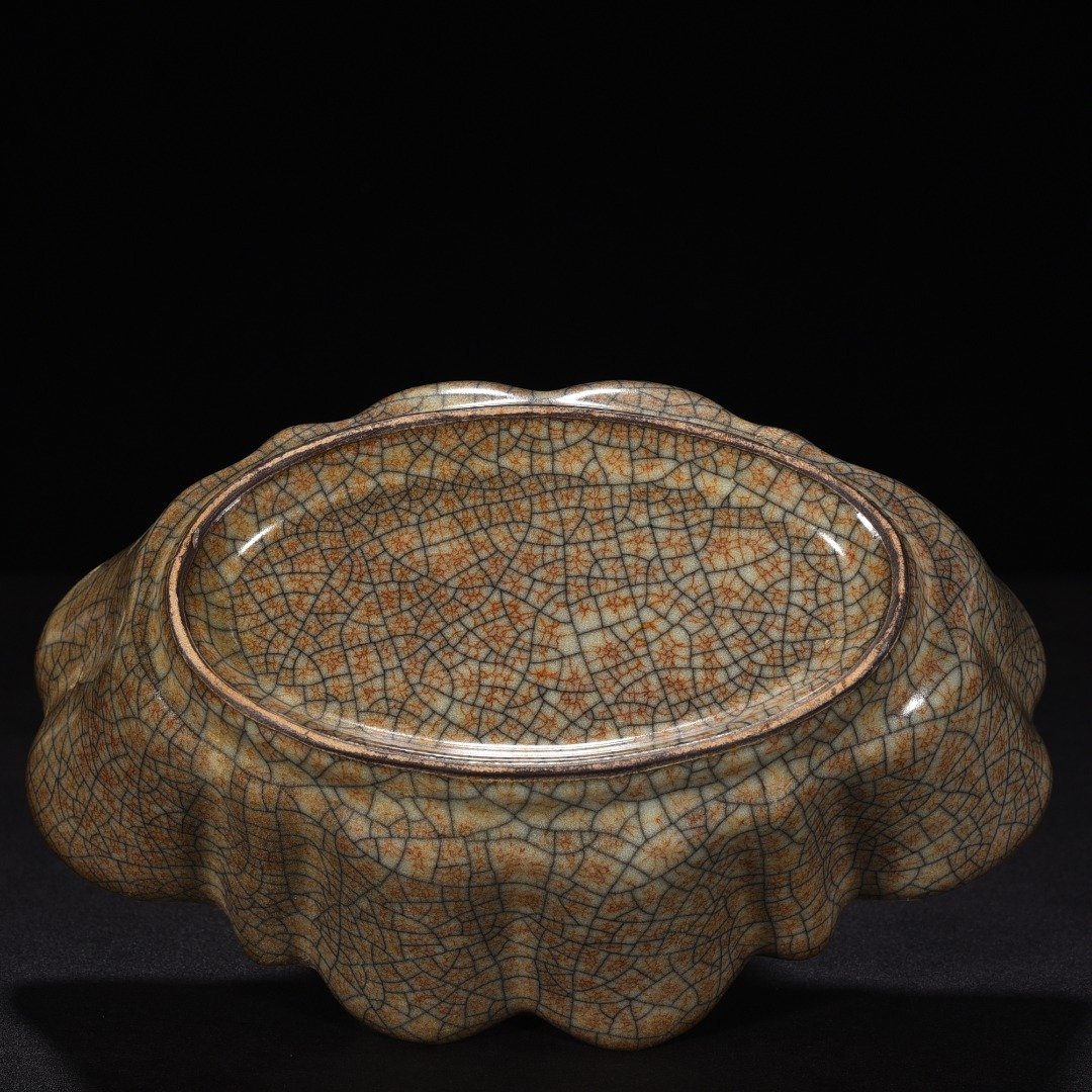 Song Dynasty Ge Kiln Beige Glaze Begonia Wash
