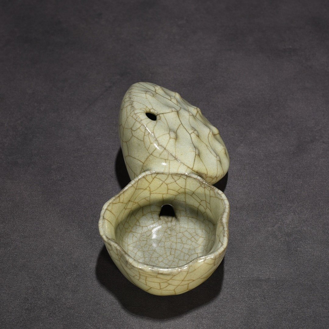 Song Dynasty Ge Kiln Lotus Water Bowl Inkstone Drops