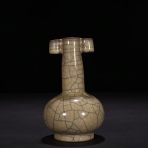 Song Dynasty Ge Kiln Guaner vase