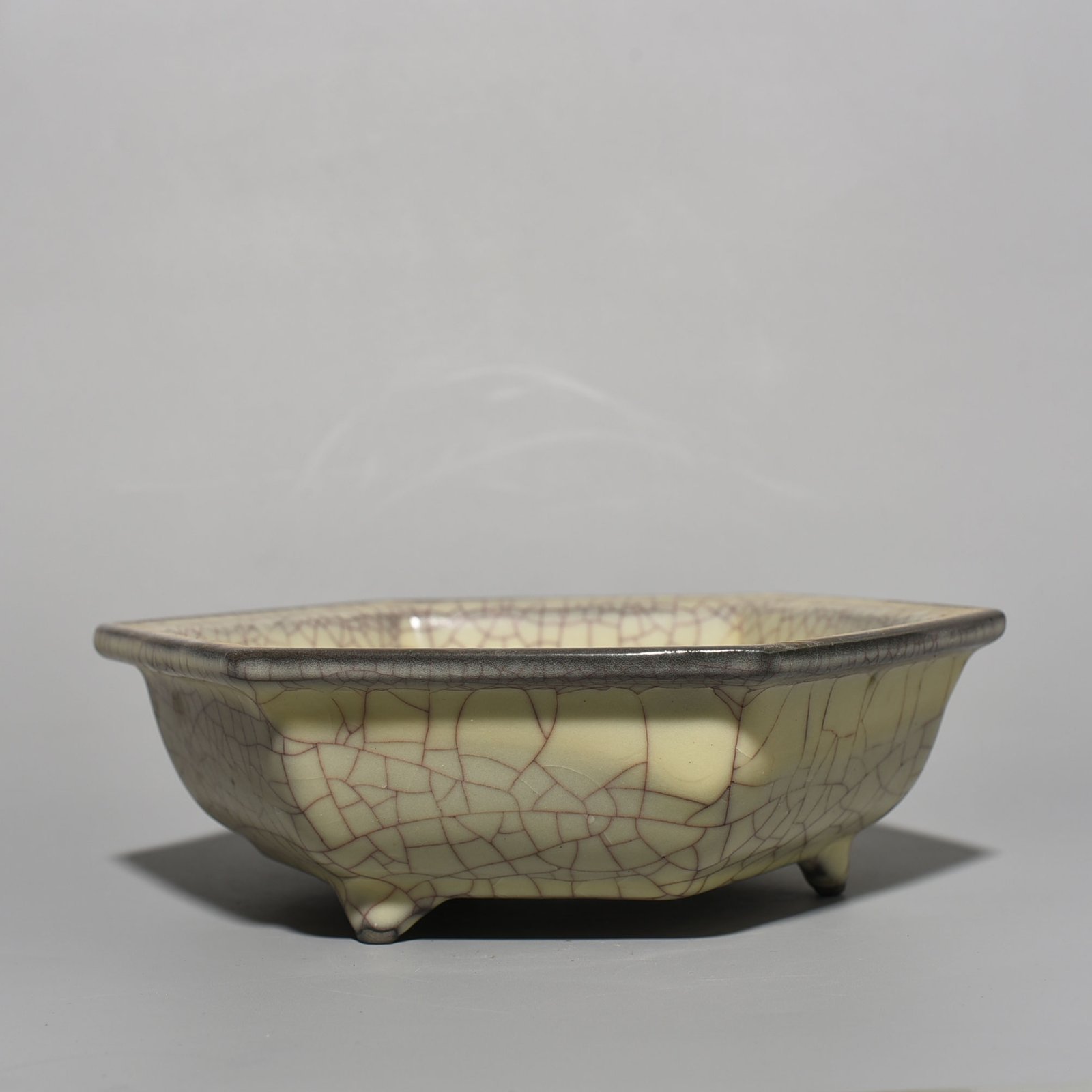 Song Dynasty Guan kiln three-legged six-sided wash