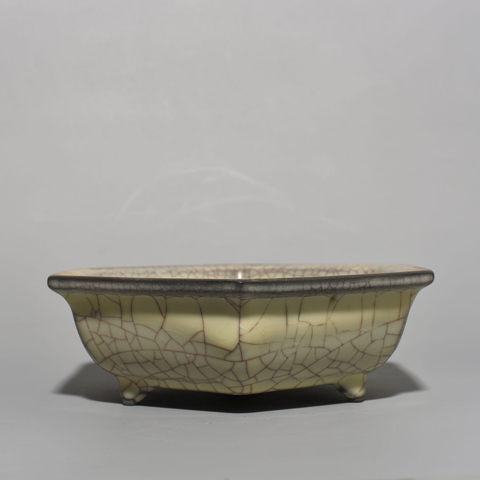 Song Dynasty Guan kiln three-legged six-sided wash