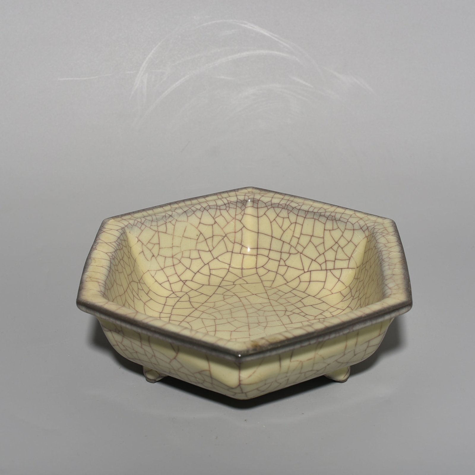 Song Dynasty Guan kiln three-legged six-sided wash
