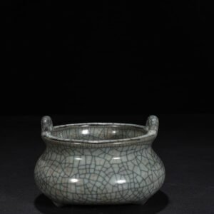 Song Dynasty Guan kiln three-legged and two-ear furnace
