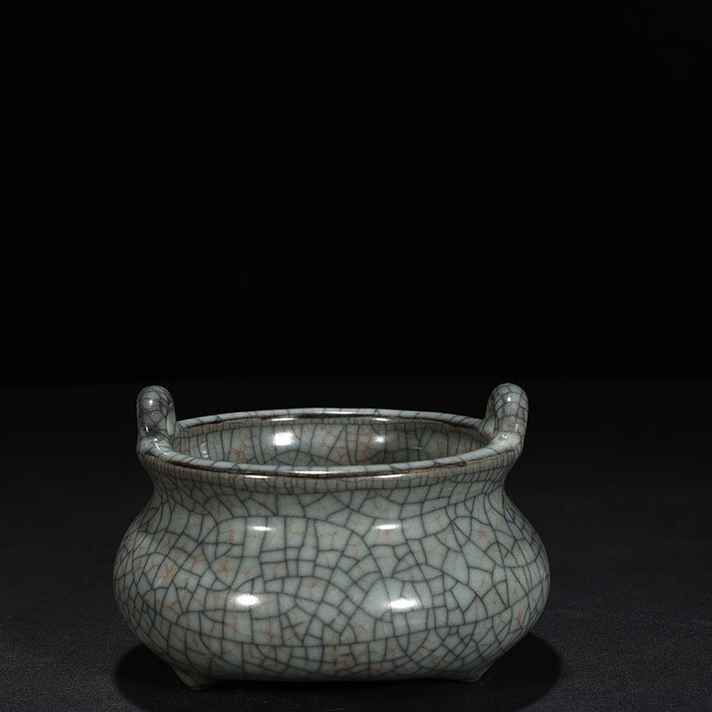 Song Dynasty Guan kiln three-legged and two-ear furnace