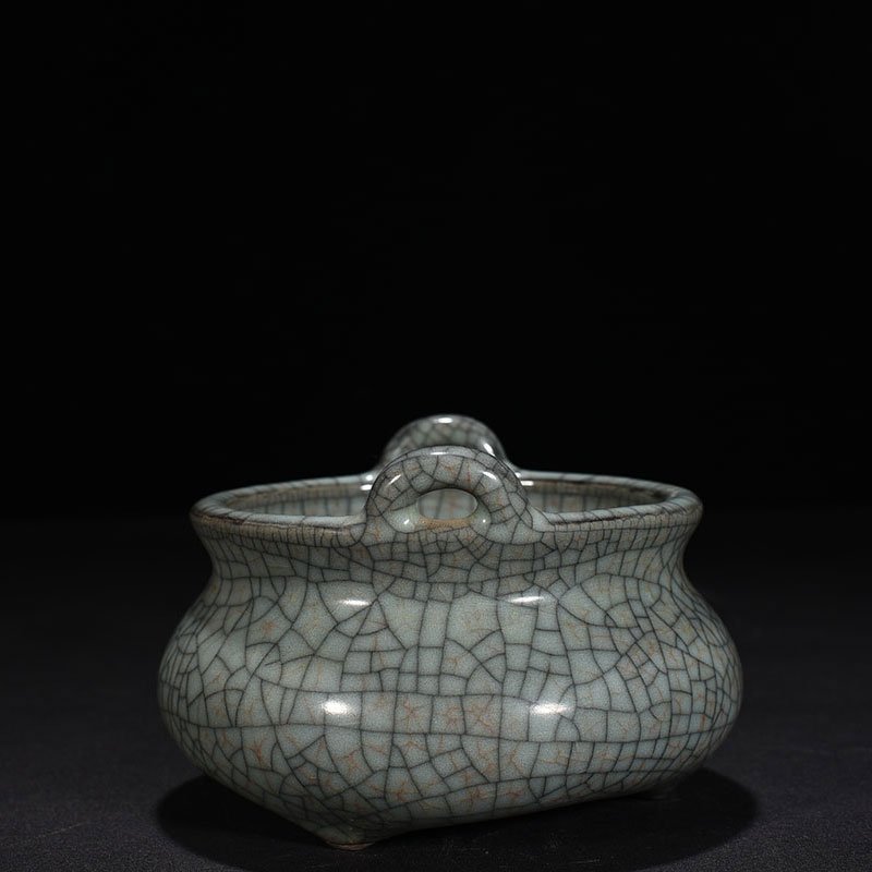 Song Dynasty Guan kiln three-legged and two-ear furnace