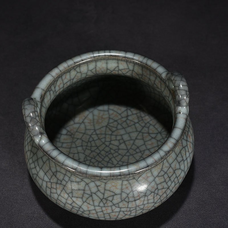 Song Dynasty Guan kiln three-legged and two-ear furnace