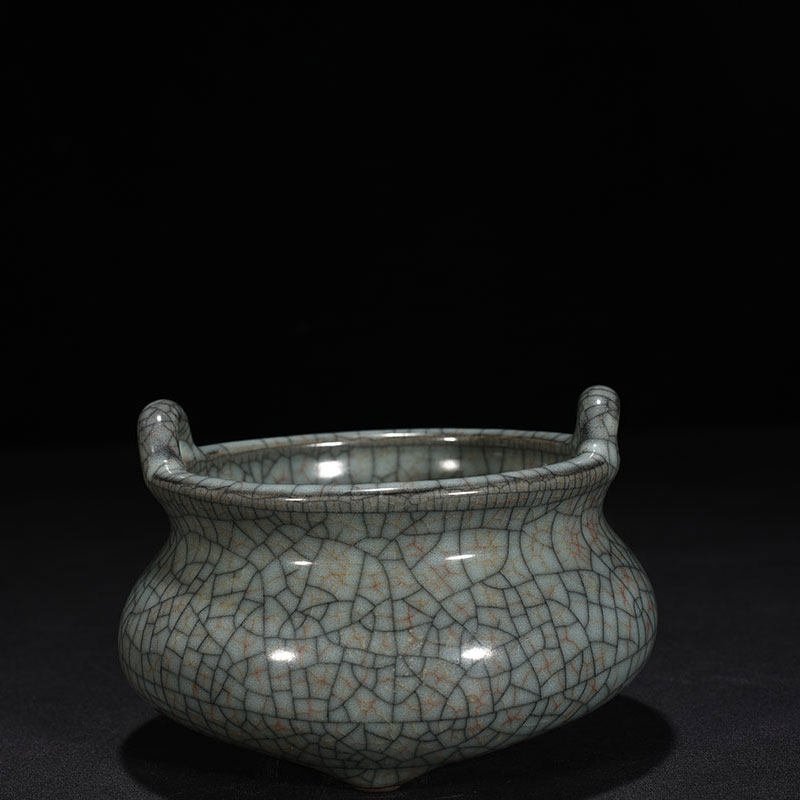 Song Dynasty Guan kiln three-legged and two-ear furnace