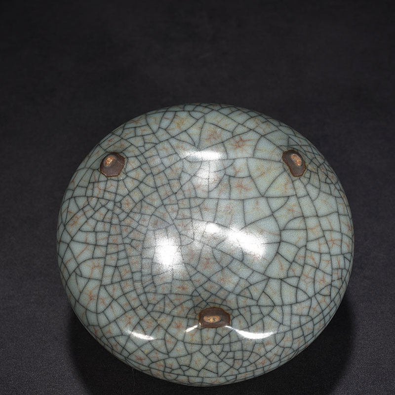 Song Dynasty Guan kiln three-legged and two-ear furnace