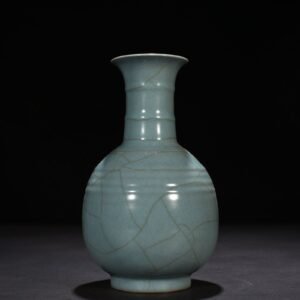 Song Dynasty Guan kiln style dazzling pattern bottle