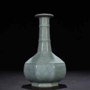 Song Dynasty Guan kiln celadon dazzling pattern octagonal plate mouth vase