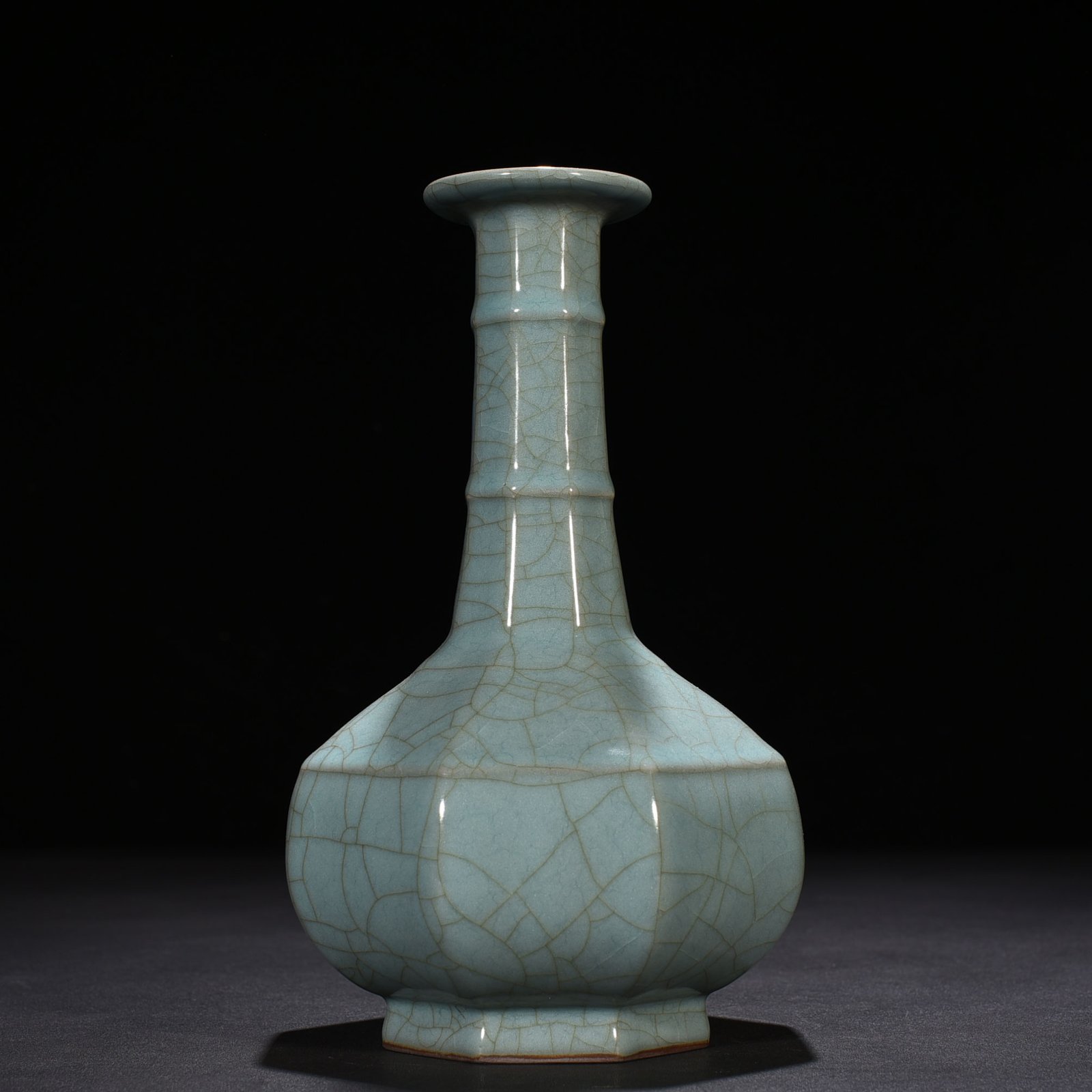 Song Dynasty Guan kiln celadon dazzling pattern octagonal plate mouth vase