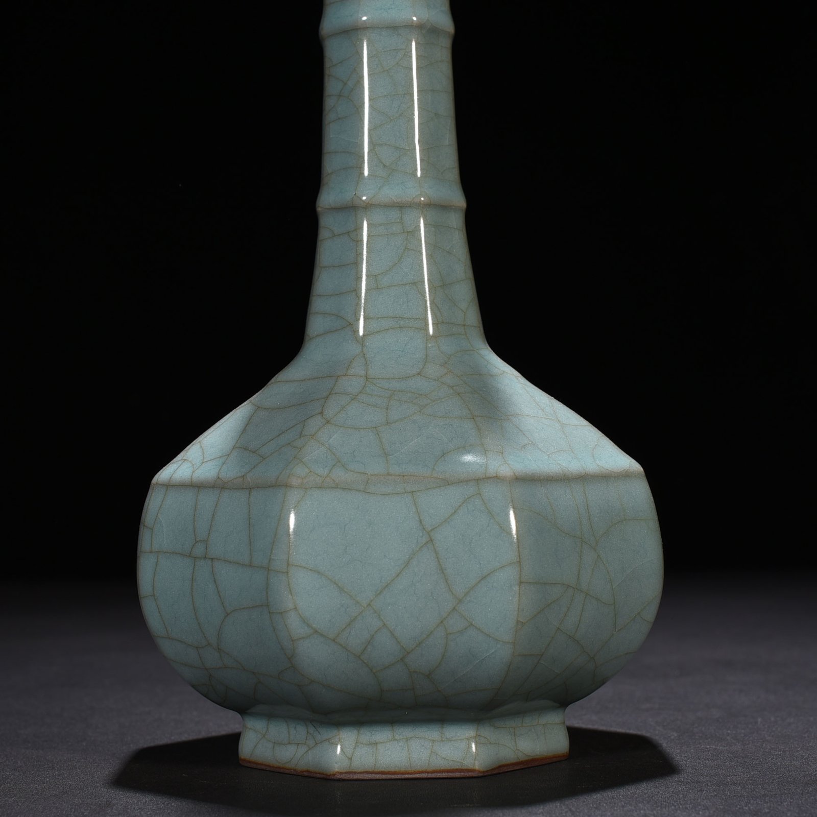 Song Dynasty Guan kiln celadon dazzling pattern octagonal plate mouth vase
