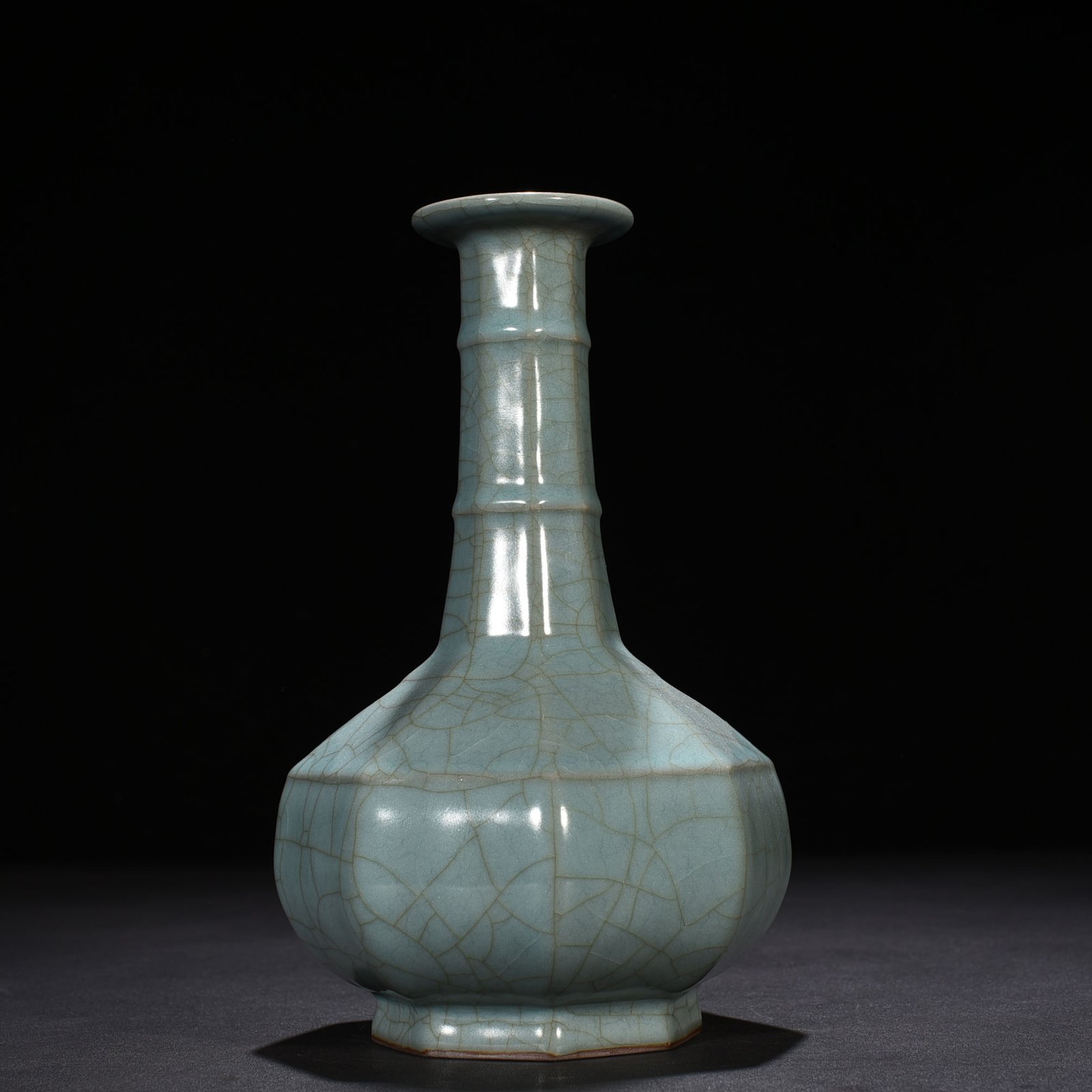 Song Dynasty Guan kiln celadon dazzling pattern octagonal plate mouth vase