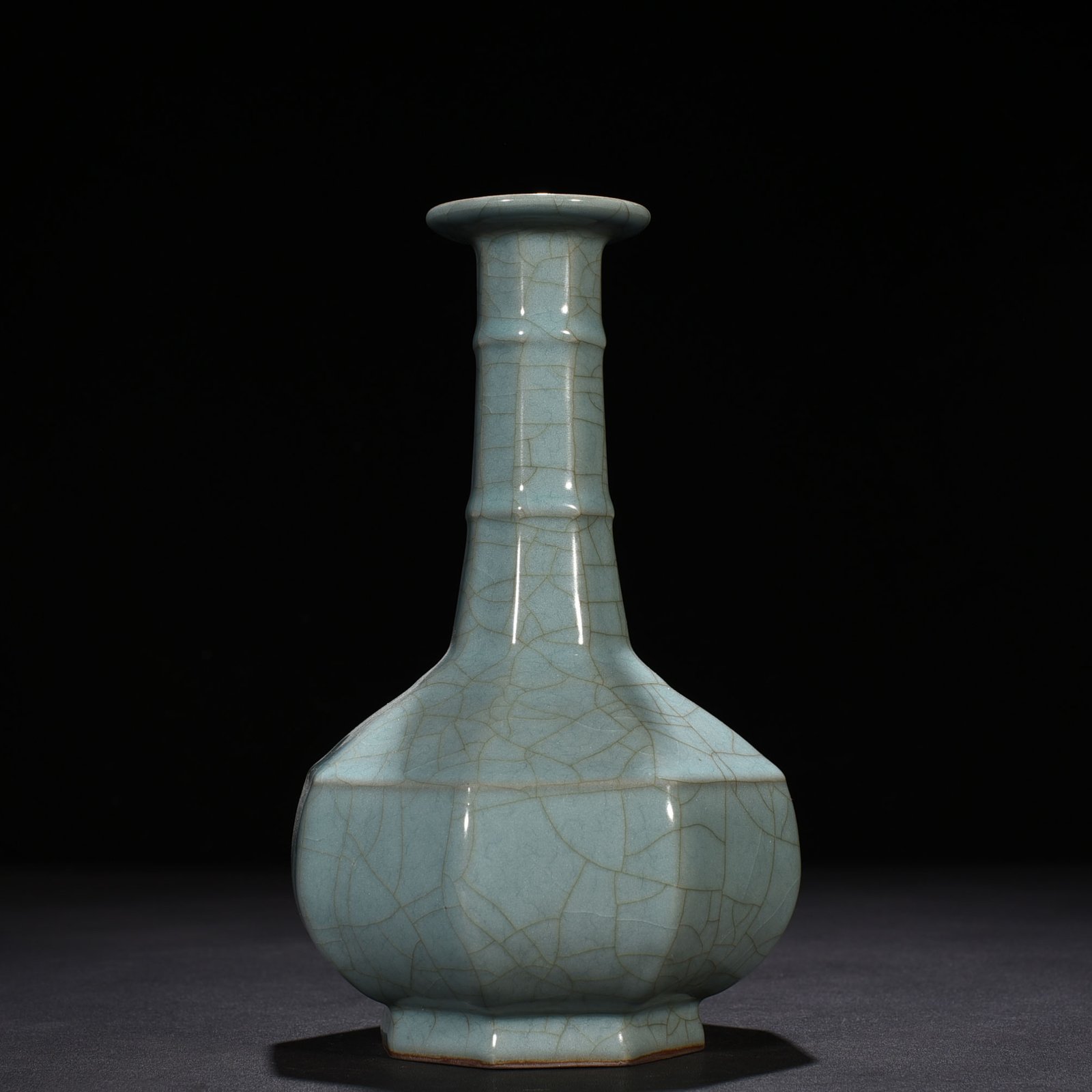 Song Dynasty Guan kiln celadon dazzling pattern octagonal plate mouth vase