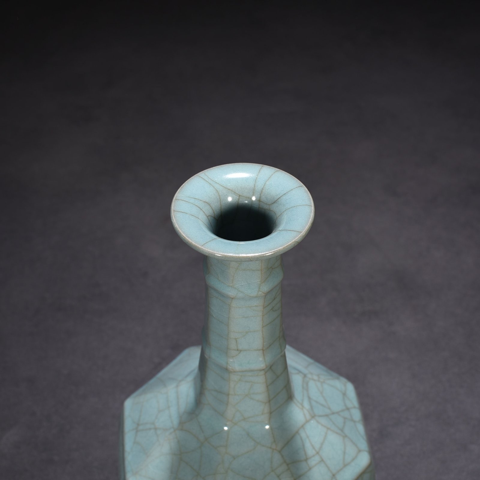 Song Dynasty Guan kiln celadon dazzling pattern octagonal plate mouth vase