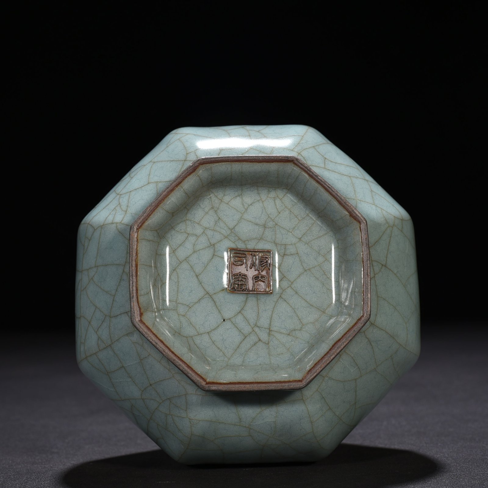 Song Dynasty Guan kiln celadon dazzling pattern octagonal plate mouth vase