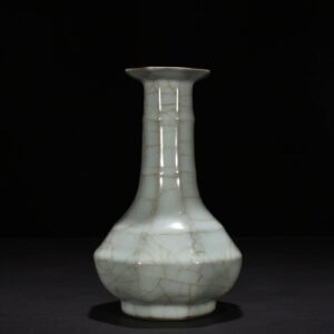 Song Dynasty official kiln eight-way plate mouth vase