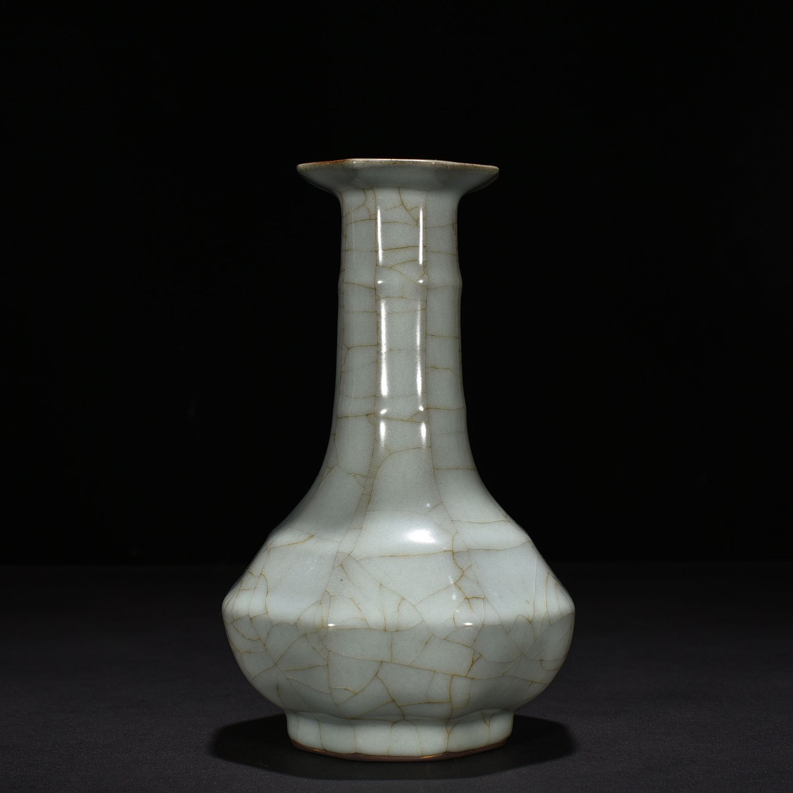 Song Dynasty official kiln eight-way plate mouth vase