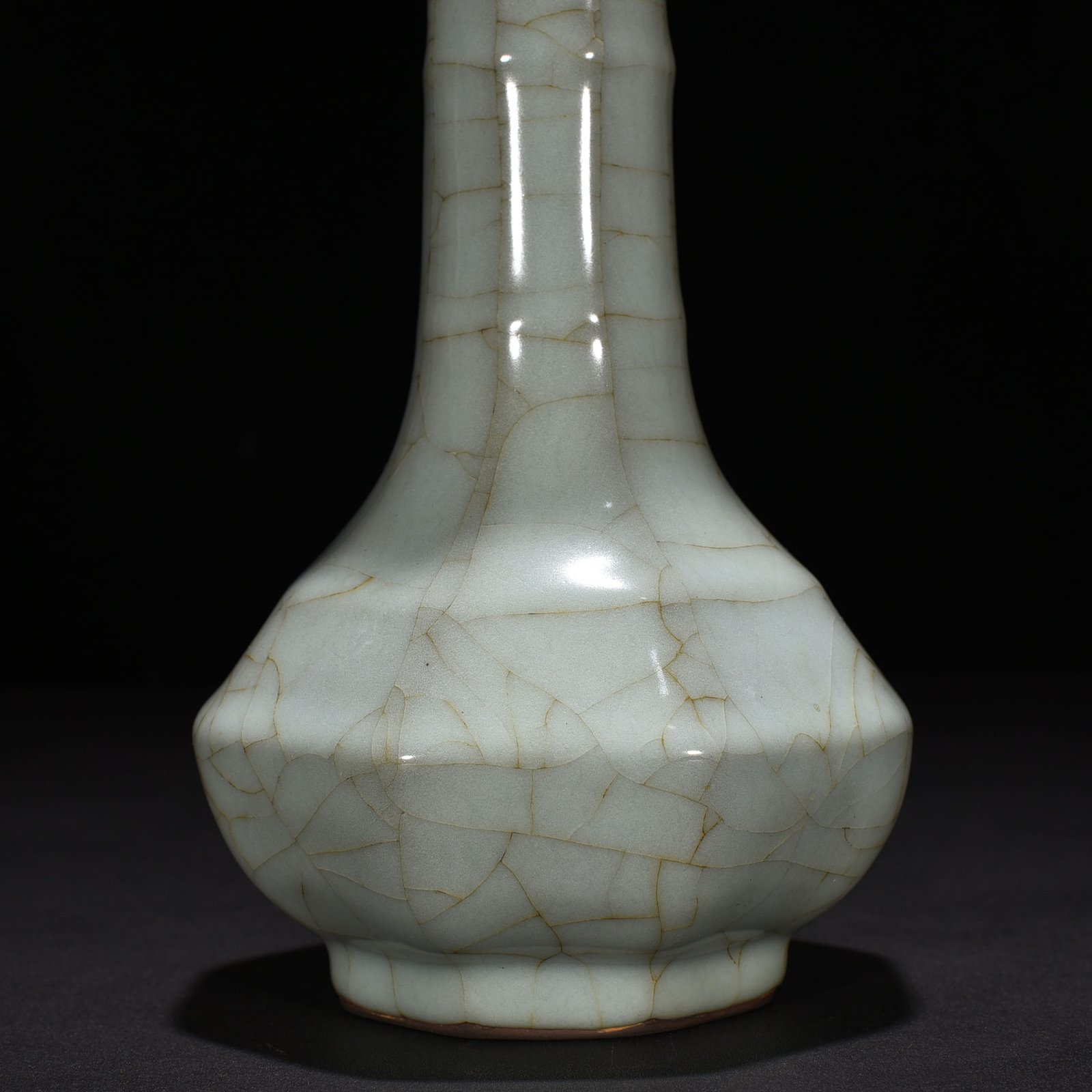 Song Dynasty official kiln eight-way plate mouth vase