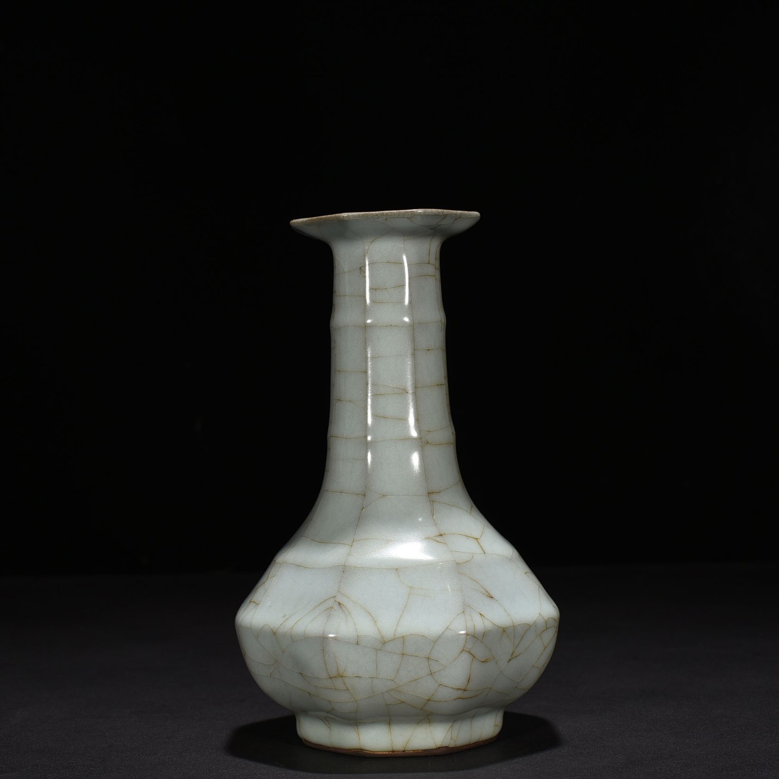 Song Dynasty official kiln eight-way plate mouth vase