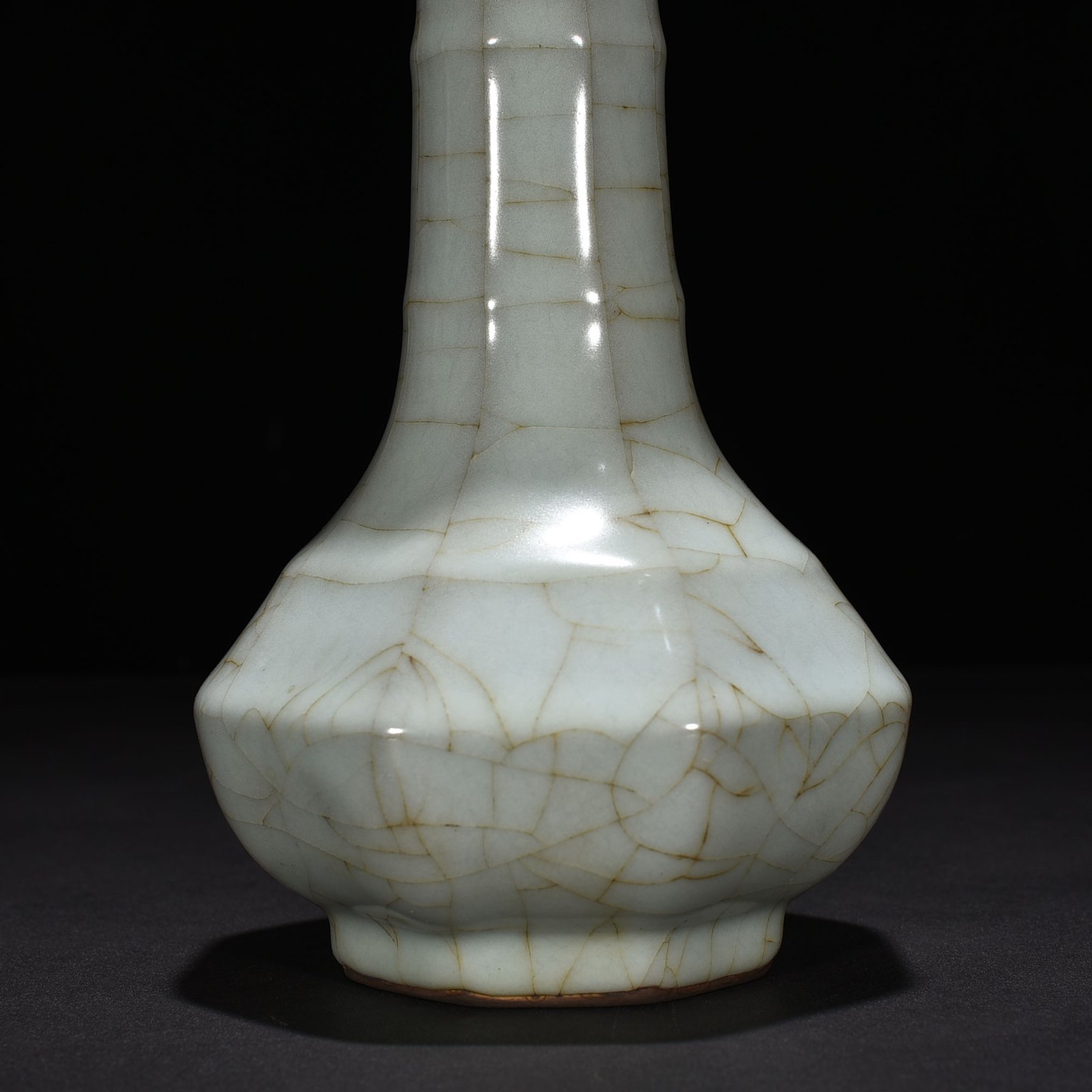 Song Dynasty official kiln eight-way plate mouth vase